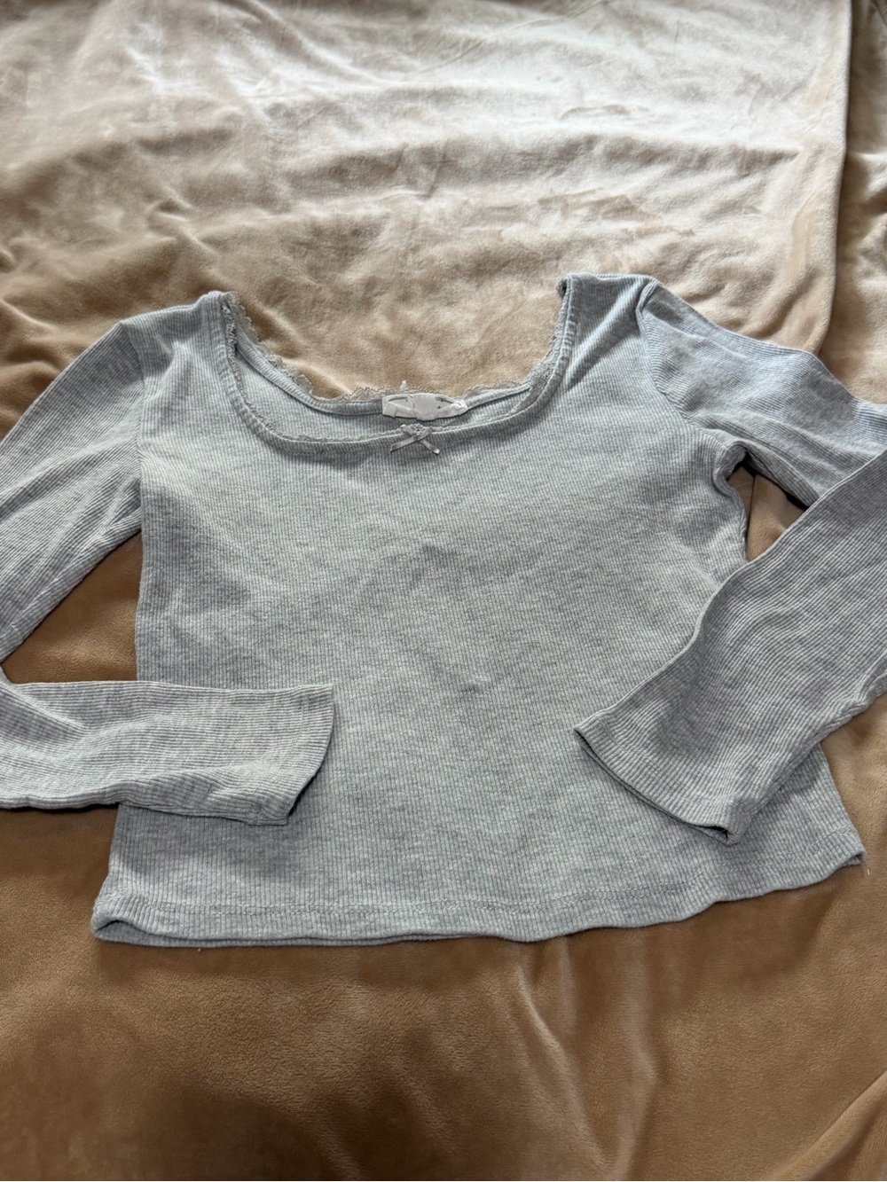 Hippie Rose Light Gray Ribbed Long-Sleeve Scoop Neck Bow Top Medium